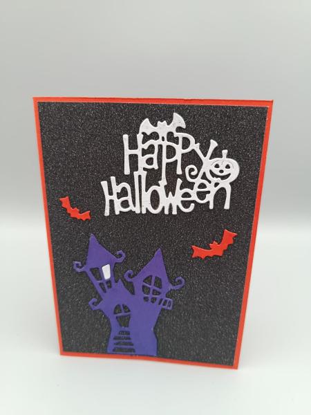 Happy Halloween Grußkarte — Gespensterstadt in Lila und Orange